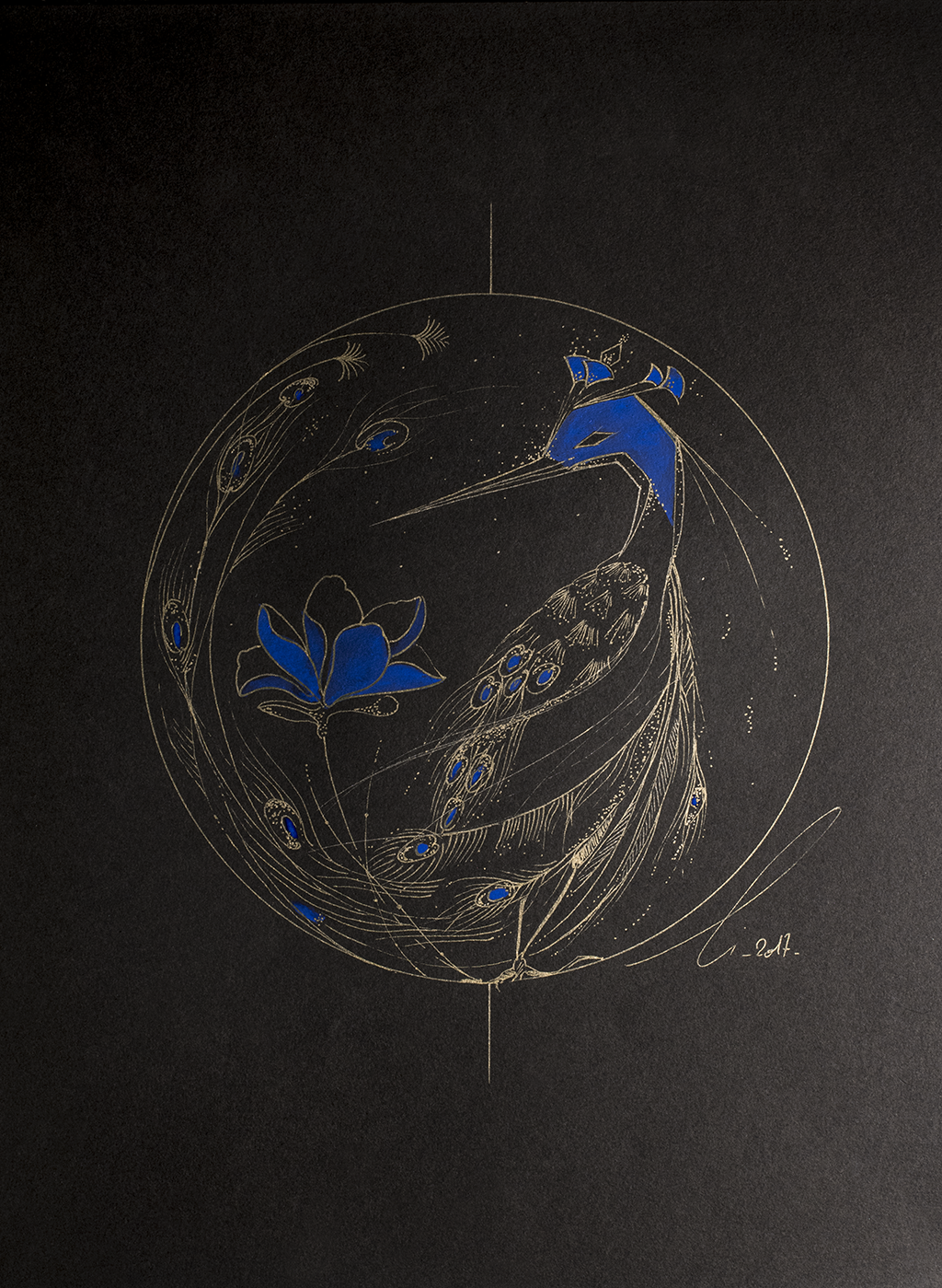Le paon et le lotus bleu, dessin de l'oiseau en or et bleu profond aux influences japonaises